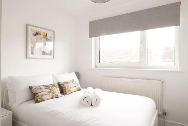 The Spitfire - Renovated 3-bed house in Cheltenham, SLEEPS 8