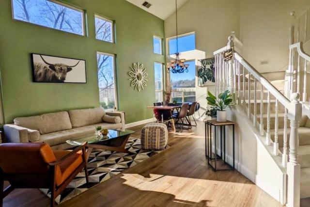 King Bed Quiet Home on Cul-de-Sac Hiking Trails