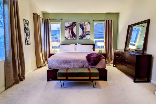 King Bed Quiet Home on Cul-de-Sac Hiking Trails