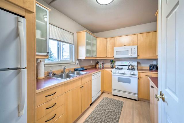 Anacortes Condo ~ 1 Mi to Marina & Fidalgo Bay!