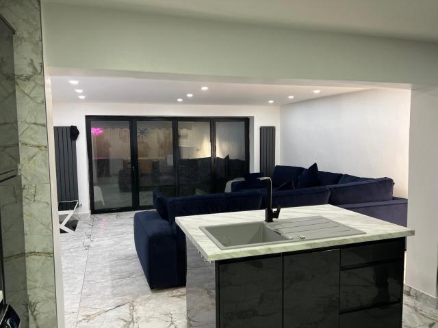 Penthouse Style Luxury 2 Bedroom House has Hot-Tub, extra fees apply