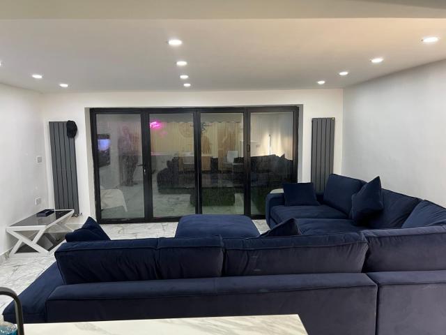 Penthouse Style Luxury 2 Bedroom House has Hot-Tub, extra fees apply