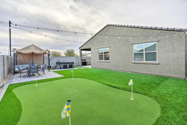 Hot Tub, Putting Green! New-Build Glendale Home