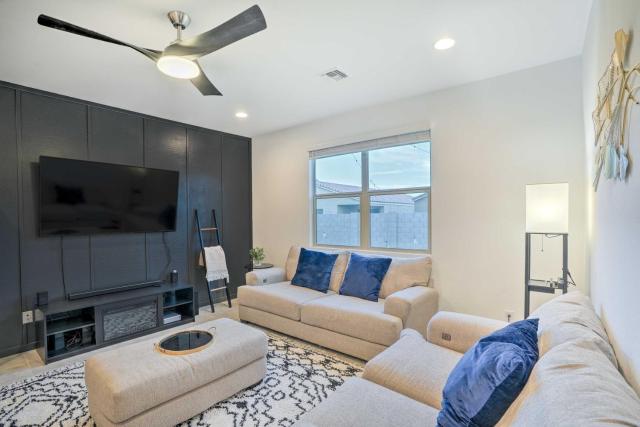 Hot Tub, Putting Green! New-Build Glendale Home