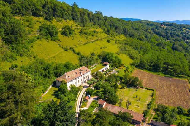 Jolie cabane avec jacuzzi pour les amoureux de la nature
