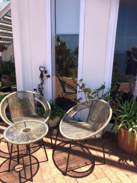H&H studio overlooking Boston Bay, Port Lincoln