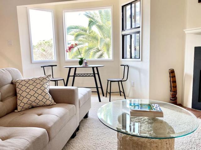 Modern & Cozy Gem ~ Walk to the Beach ~ Queen Beds