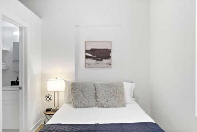 Studio Apt with Laundry, Near Shops! - Montrose Studio rep