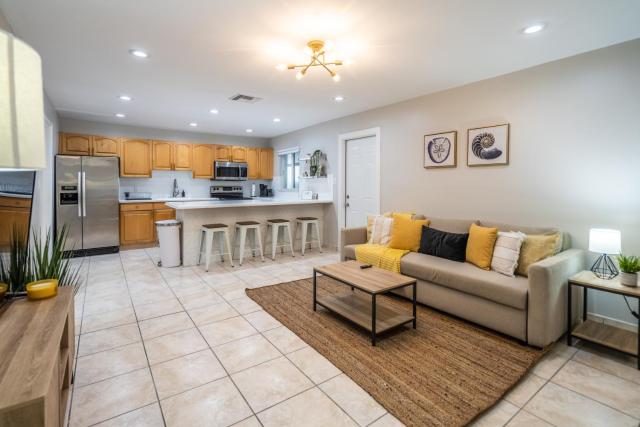 Renovated 2 BD Home w/ Private Parking, Gallery & W/D