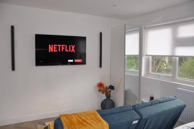 Luxury Studio- MK central- 5 MINS DRIVE TO TRAIN STATION-DIRECT TRAINS TO LONDON, BIRMINGHAM
