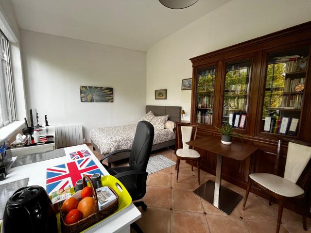Charming independent guest house - spacious studio with terrace and garden, 25 minutes from Paris