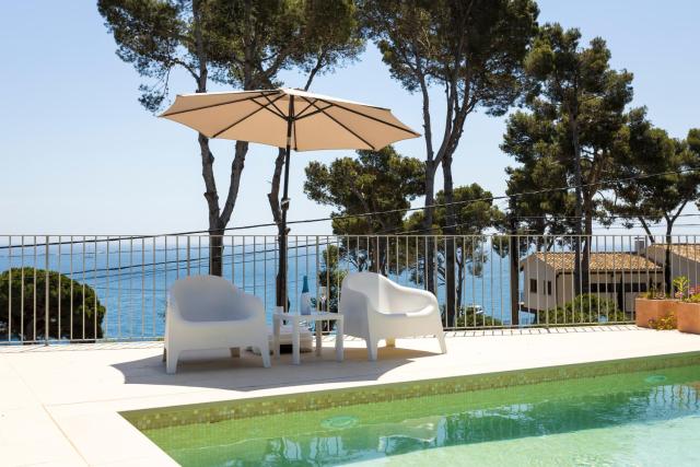 Luxury Villa in front of the beach POPETA