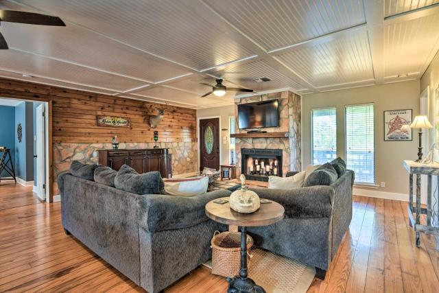 Bay Access & Dock: Riverfront Tivoli Escape