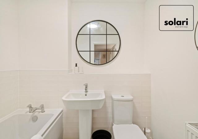 Lavish 2-Bedrooms - Contractors & Relocators Apartment, 30-Percent-Off on Monthly Stays - Free Multiple Parking Spaces - Sleeps 4 - Fast Speed Wi-Fi, Streaming Services included - Close to A1