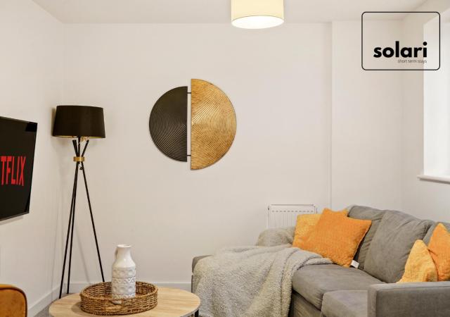 Lavish 2-Bedrooms - Contractors & Relocators Apartment, 30-Percent-Off on Monthly Stays - Free Multiple Parking Spaces - Sleeps 4 - Fast Speed Wi-Fi, Streaming Services included - Close to A1
