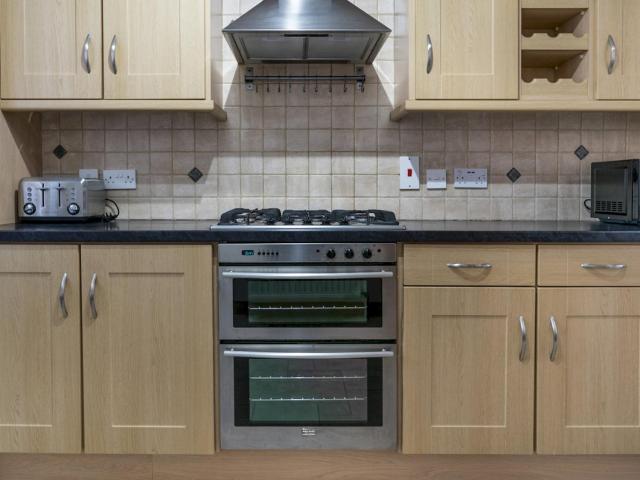 Lovely 4BR Home w Garden 7 Min from City Centre - Pass the Keys