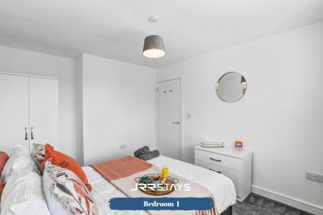 Wolverhampton - Amazing 3 Bedroom, Sleeps 6, Wi-Fi - JRR Stays