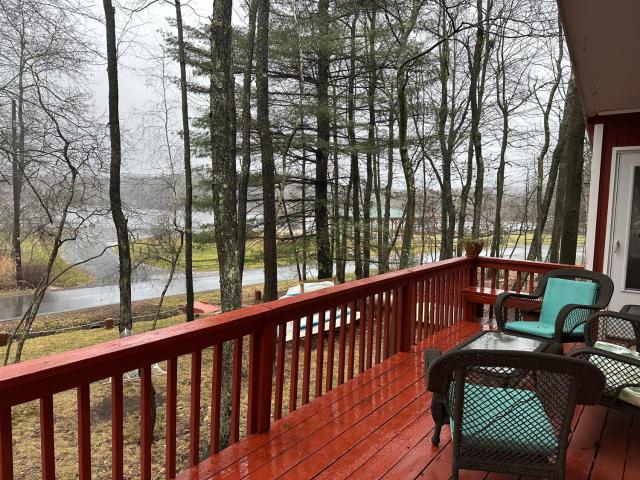Peaceful Pocono Lakefront, beach, pools, firepit, pets