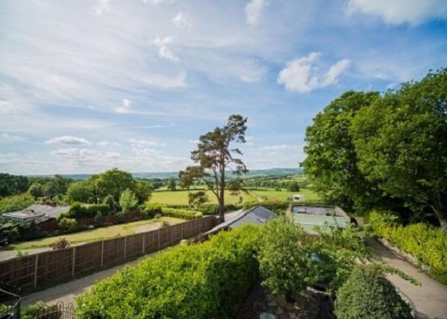 Great Suite Apartment near Lyme Regis with Kitchen, Dining area, Settee Sofabed - Kingsize Bed with Double Bath & Shower En-Suite - Stunning Countryside Views - Free WiFi & Parking - Tea Room opposite serving local produce