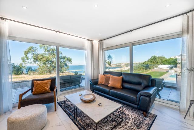 Mar a Vista - Condominium with Pool, Gym and Sea Views