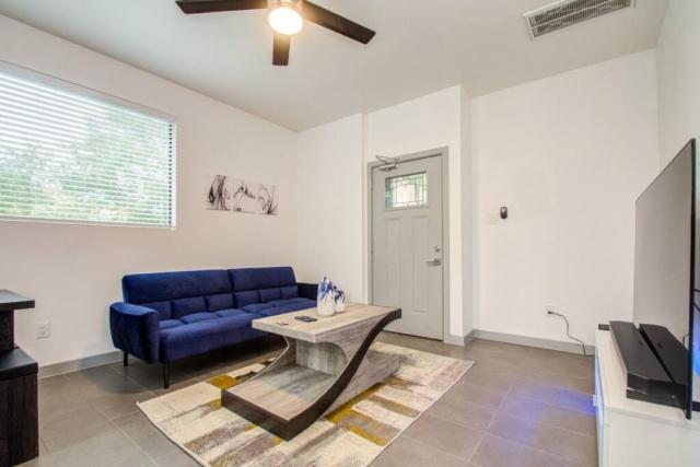 Modern 2 Bedroom 2 Bathroom Near Downtown Houston