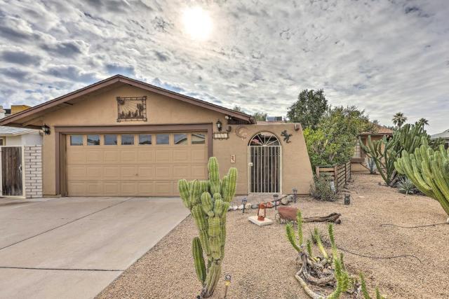 Family Friendly! Poolside Desert Oasis in Glendale