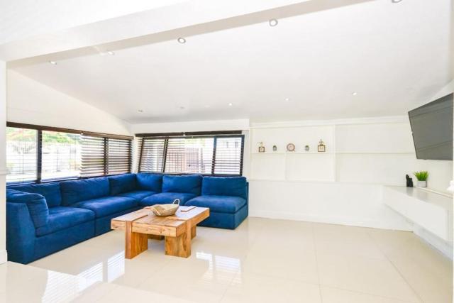 Five Bedroom Villa With POOL In Highland Lakes Near Aventura Mall