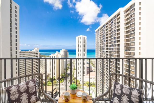Waikiki Banyan condo with lanai & pool