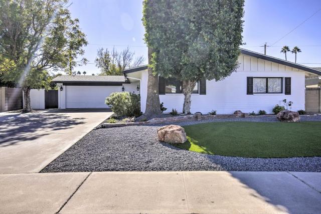 Families Welcome! Scottsdale Gem w/ Pool & Jacuzzi
