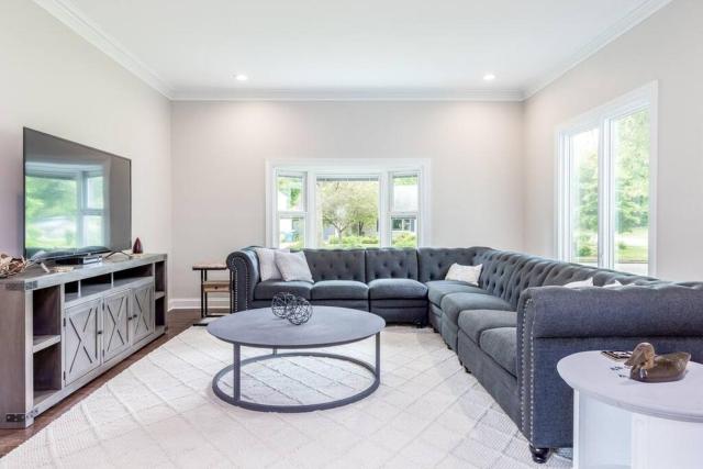 Stunning Executive Home 5 BD, 4.5B. Perfect Spot!!