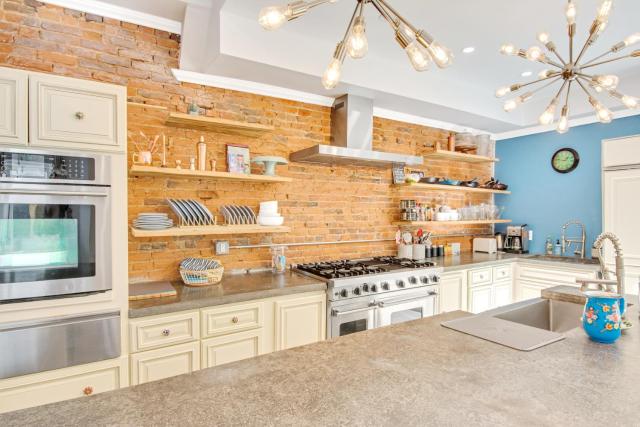 Spacious Oasis - Parking, Private Patio & Roofdeck