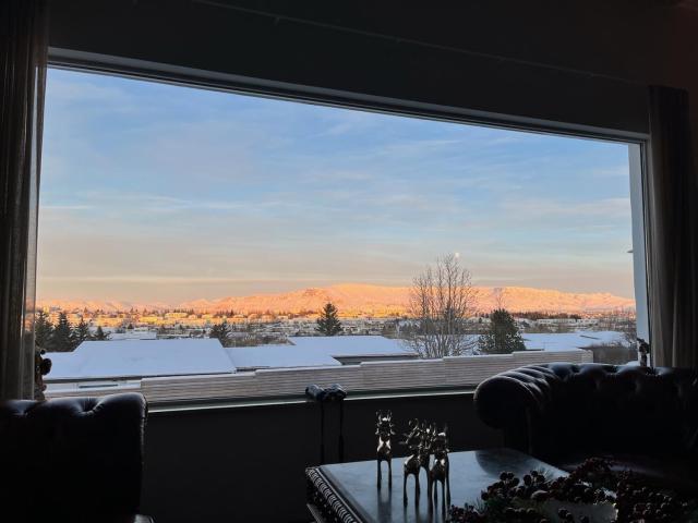 ICELAND SJF Villa, Hot tub & Outdoor Sauna Amazing Mountains and City View Over Reykjavík