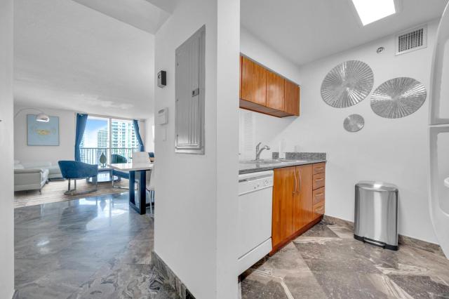 LUXURY 3 Bedrooms BRICKELL BAY APARTMENT