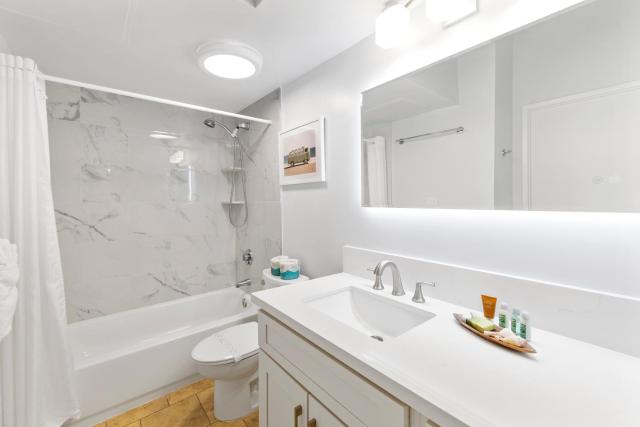 Upscale Penthouse with Ocean Views & Free Parking!