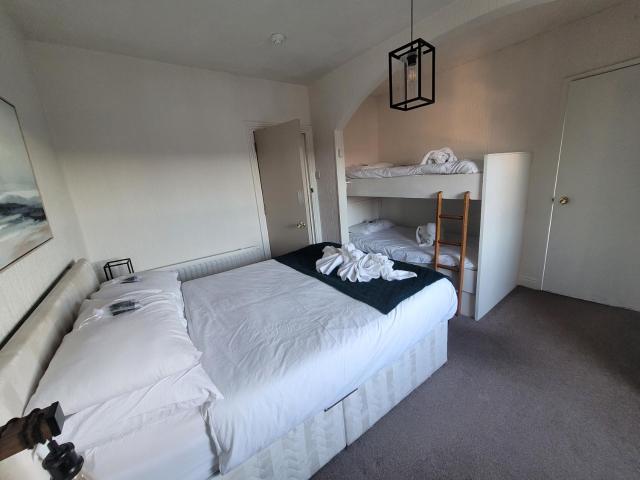 Sea view Penthouse flat 6 with fast WiFi and Free PARKING
