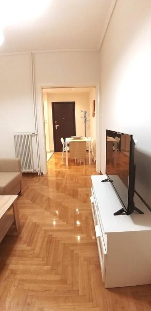 Modern home, 6' from the Metro