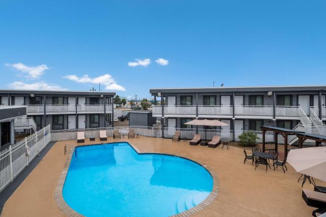Spanish Trails Inn - Laredo Hotel