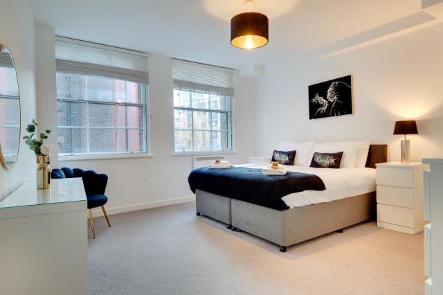 Charltons Bonds Apartments 1A by Week2Week