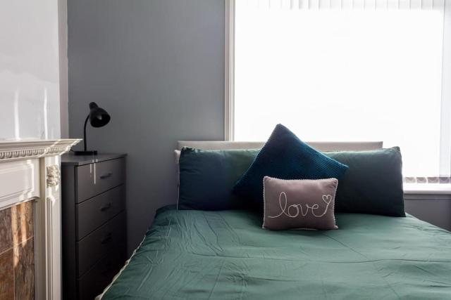 Modern 5 Bed Near LFC Stadium