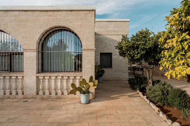 VILLA OSTUNI ONE mit Pool, Gästehaus & Glamping