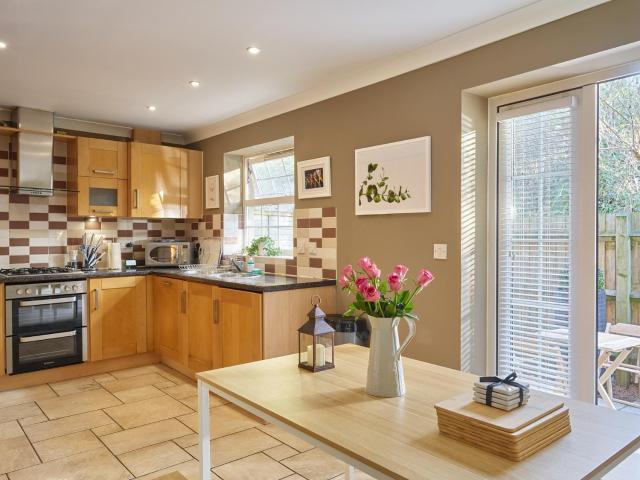 Curb Properties - Gorgeous 3 Bedroom House Close To Town Centre