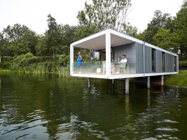 Beautiful holiday home above the water, in a holiday park in Limburg