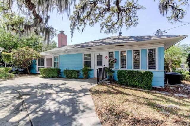 Light & Bright! Quaint Downtown Dunedin Bungalow!