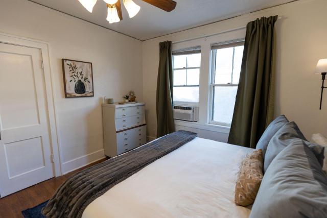 Historic Revival King Bed Midtown Memphis 68 Yes Pets Fast Wifi Free Parking