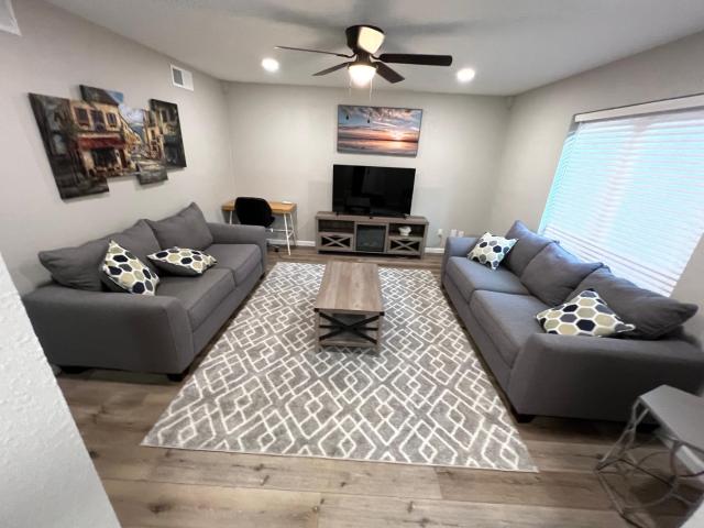 Cheerful 2 bedroom home 20 minutes from downtown