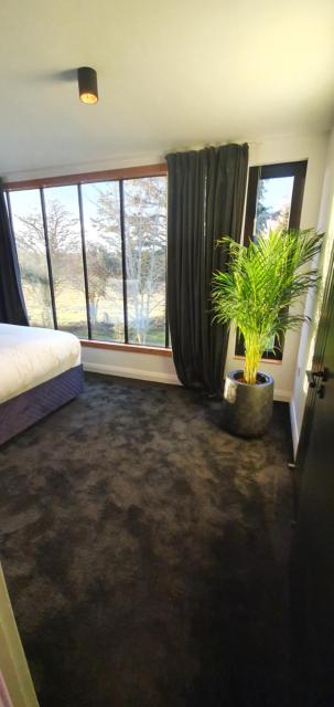 Contemporary Dublin Suite with hot tub-10 min drive to Dublin Airport