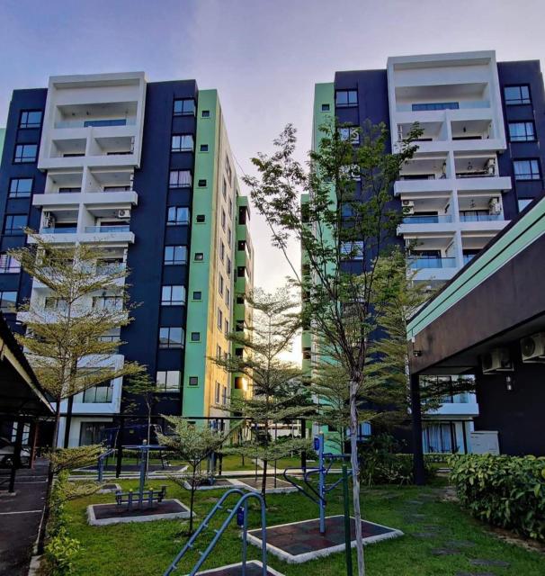 HOMESTAY COMFY CONDO with Waterpark, Pool, Playground & Gym