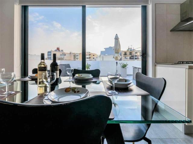Bugibba Deluxe Penthouse with terrace & communal swimming pool