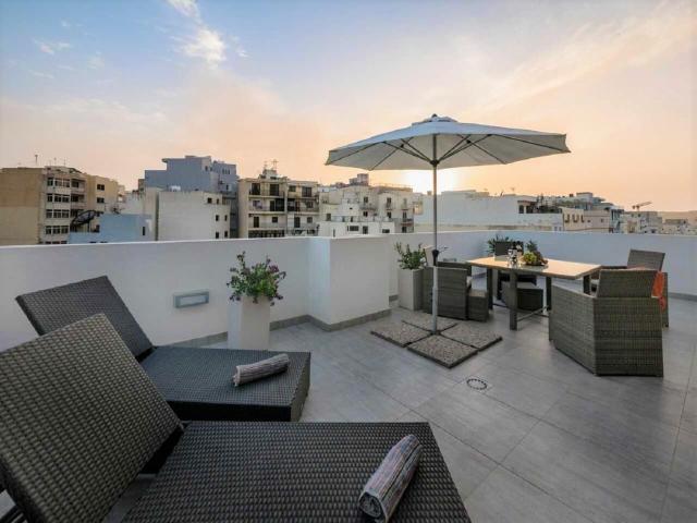 Bugibba Deluxe Penthouse with terrace & communal swimming pool