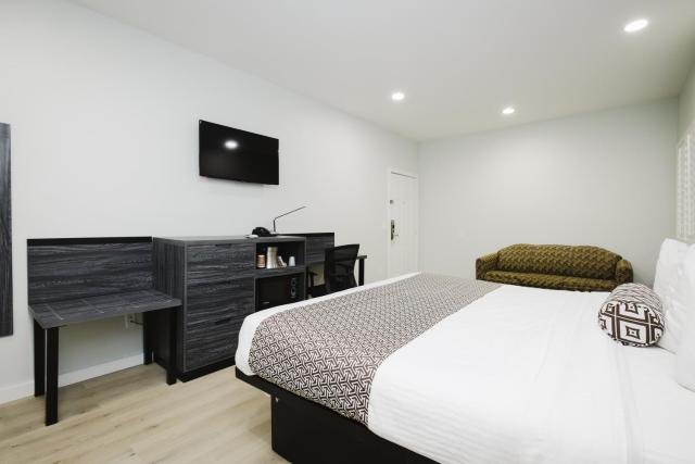Sapphire Inn & Suites